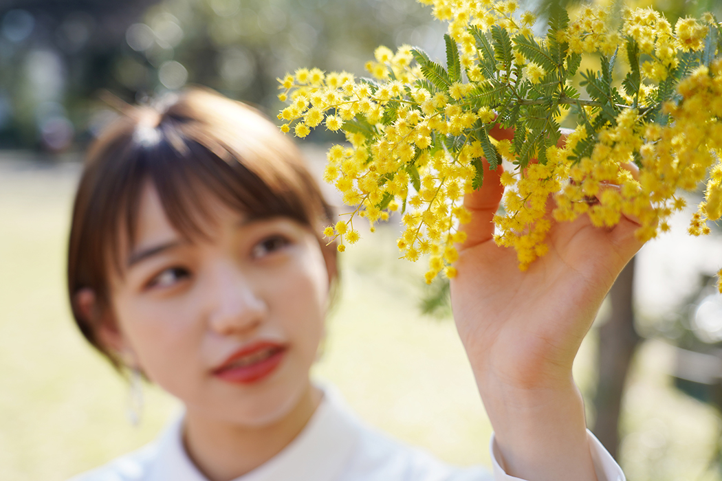 花に合わせることで彼女が主役級の脇役に変身。彼女と花の両方が印象的になります。