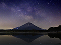 「山梨県 未明の空に昇る天の川と精進湖に映る逆さ富士」など、天体・宇宙の風景壁紙を公開！