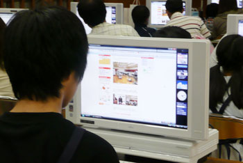 画像：パソコン組み立て教室の様子が公開されているブログを見る