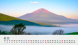 山梨県 山中湖村より靄に浮かぶ赤富士