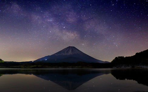 山梨県 未明の空に昇る天の川と精進湖に映る逆さ富士