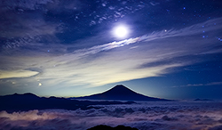 夜空の月と富士山のシルエット
