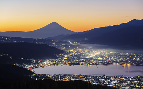 長野県 高ボッチより望む諏訪湖と富士山