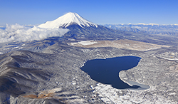 山梨県　山中湖上空付近から見る冬の富士山と南アルプス（空撮）