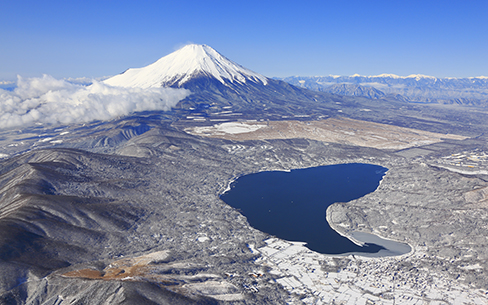【山梨県】山中湖上空付近から見る冬の富士山と南アルプス（空撮）