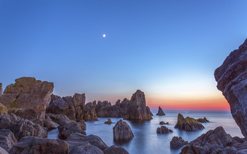 【福井県】夕焼けの越前海岸と一番星