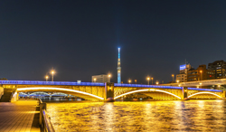 東京都 夜の蔵前橋と東京スカイツリー