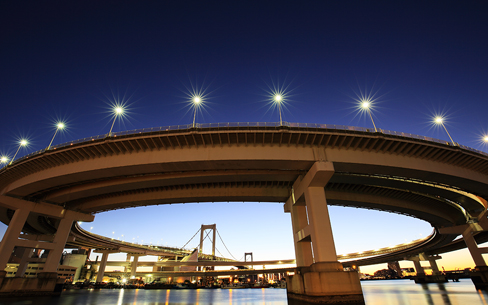 東京都　朝焼けの芝浦ふ頭ループ橋とレインボーブリッジ