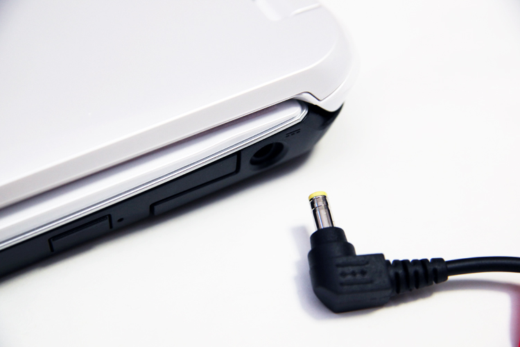 パソコンをシャットダウンし、電源ケーブルを抜いている画面イメージ