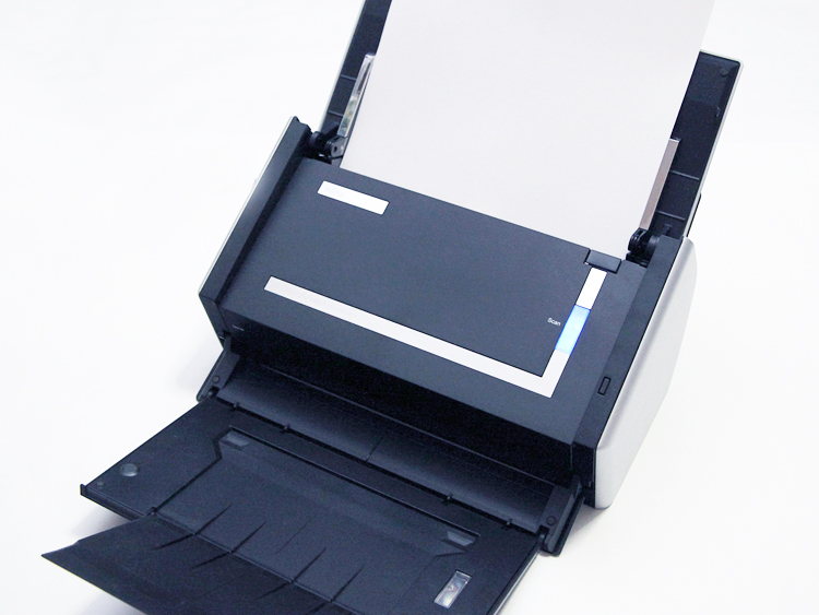 ScanSnap S1500に紙をセットし、［Scan］ボタンを押している画面イメージ
