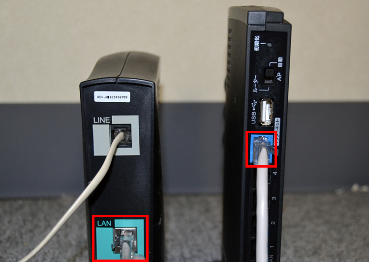 無線LANルーターの「インターネットポート」と、自宅内にある通信機器をLANケーブルで接続した写真